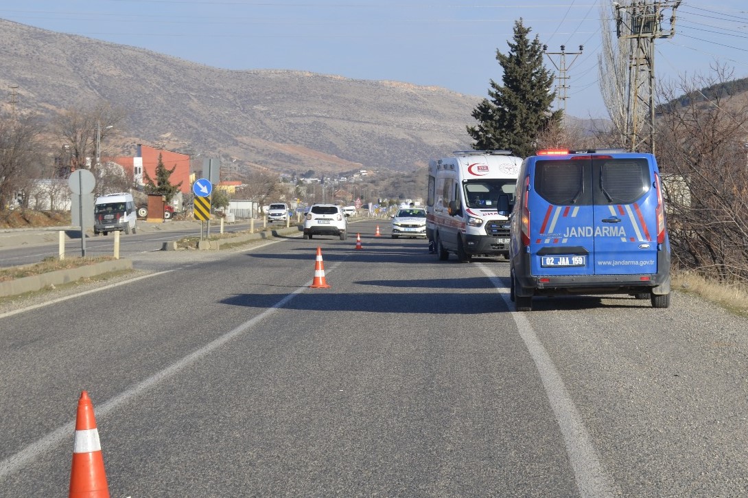 BESNİ’DE KAZA: 3 YARALI