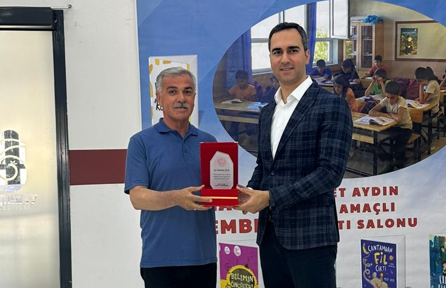 YAZAR ÇELİK’E EĞİTİME KATKILARINDAN DOLAYI PLAKET VERİLDİ
