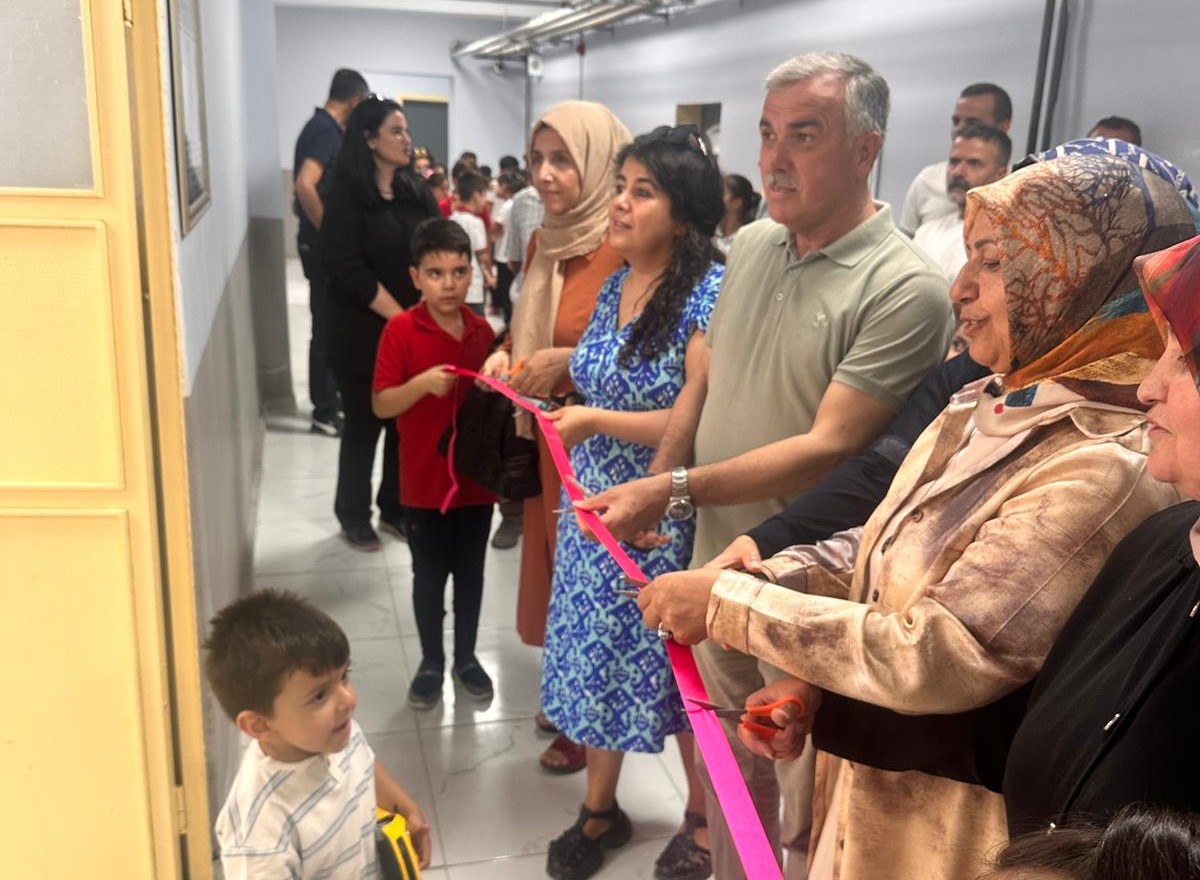 DEPREM ŞEHİDİ TORUNLARI ADINA KONFERANS SALONU AÇTI