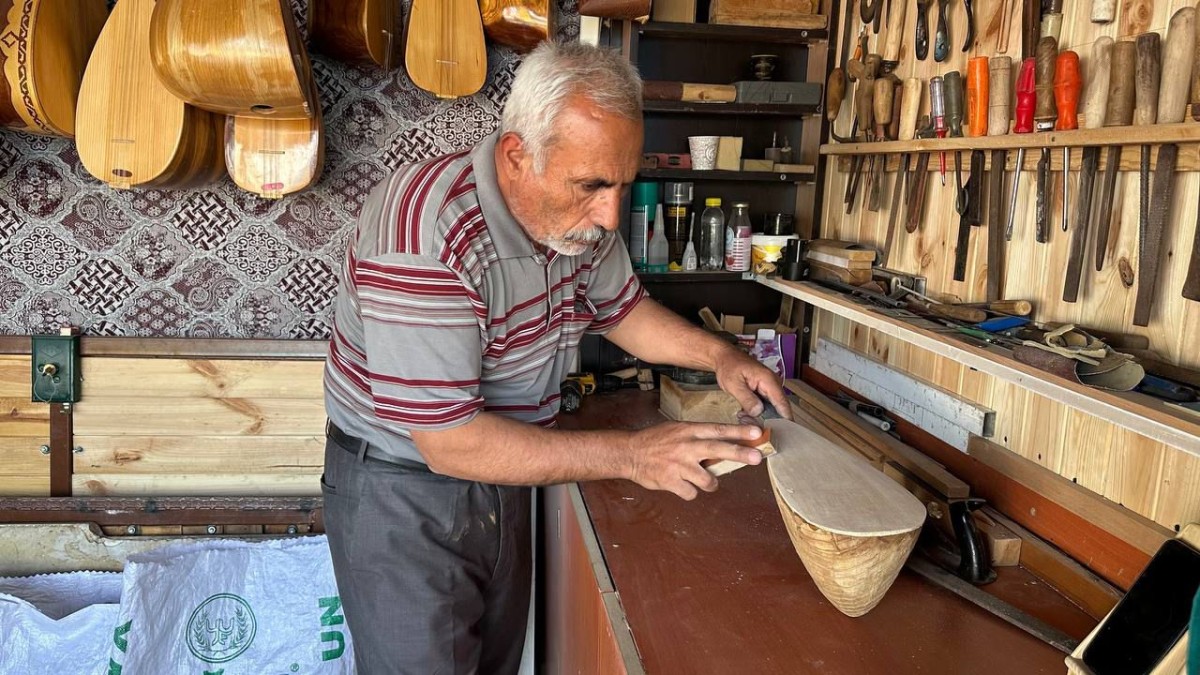 Depremde atölyesi yıkılan saz ustasına Adıyaman Belediyesi sahip çıktı