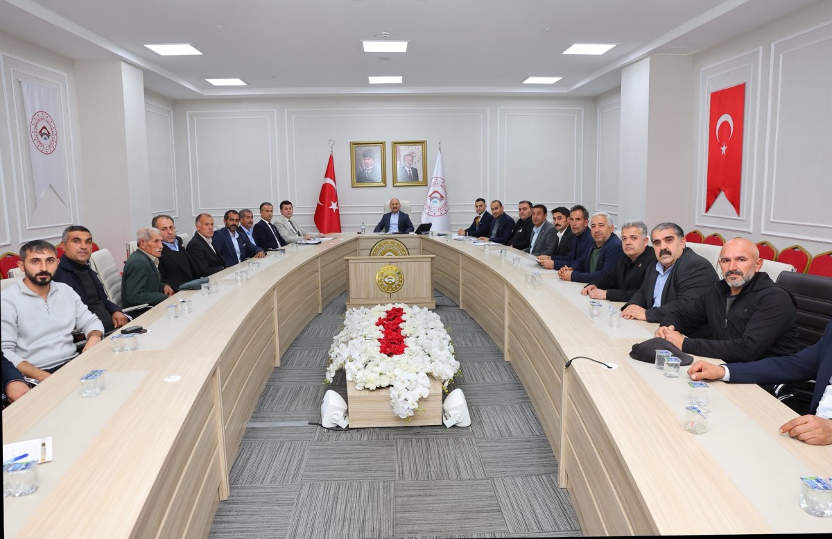 VALİ VAROL KÖY MUHTARLARI İLE BİR ARAYA GELDİ